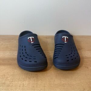 FOCO Youth Minnesota Twins TC Clogs | Navy | Size L (2/3)
